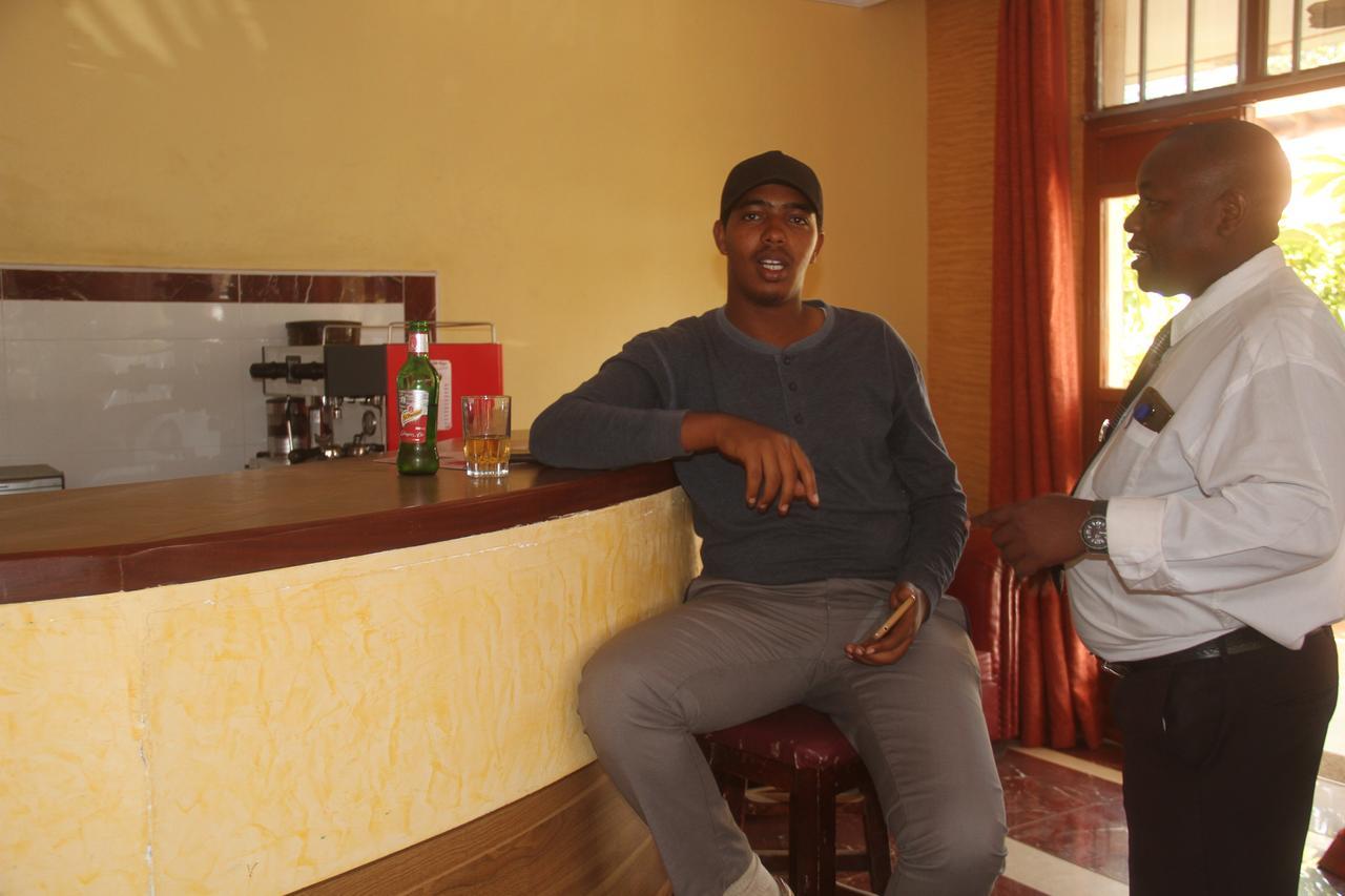 Bomen Hotel Isiolo Buitenkant foto